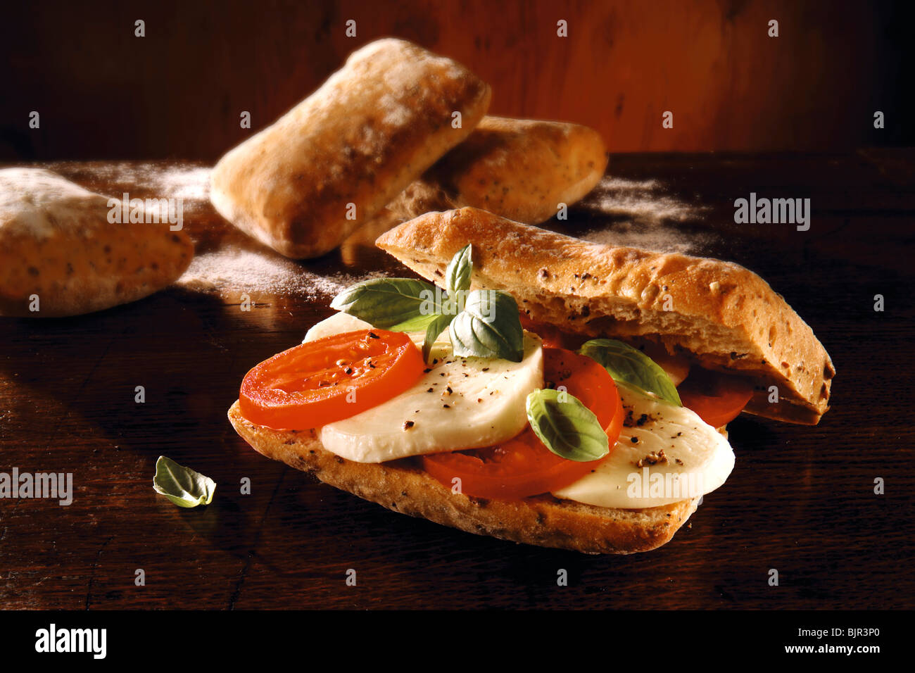 Mozerella chiabatta, et de la tomate sandwich. Photos de nourriture. Banque D'Images