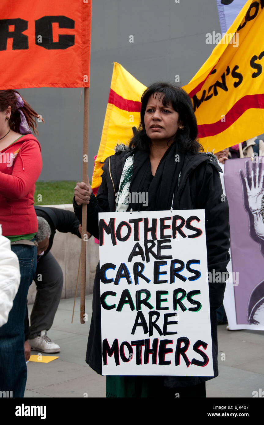 Mars & manifestation à Londres pour les mères qui luttent en raison d'abus. la guerre, l'immigration, la pauvreté, la surcharge de travail, salaire insuffisant et plus Banque D'Images