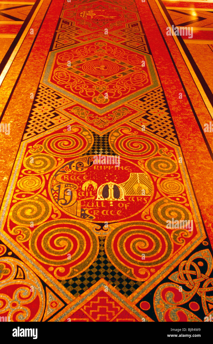 Sydney Nouvelle-Galles du Sud Australie la crypte de la cathédrale St Mary a un sol en mosaïque terazzo incrusté d'une croix celtique et de médaillons représentant des jours de création Banque D'Images