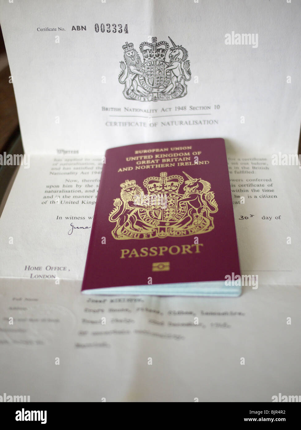 Passeport avec certificat de naturalisation. England UK Photo Stock Alamy