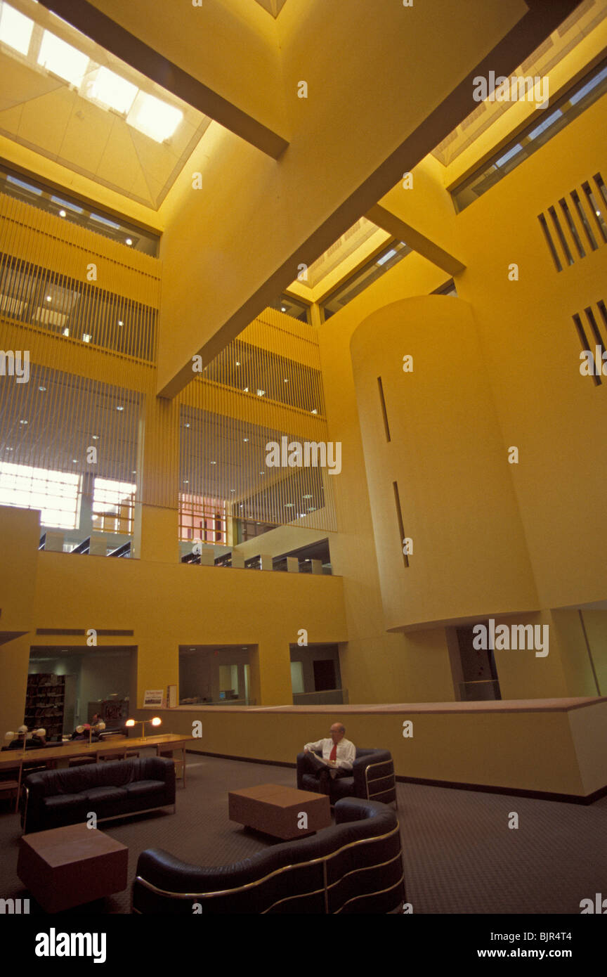 Atrium intérieur de la bibliothèque centrale de San Antonio bâtiment conçu par l'architecte mexicain Ricardo Legorreta, San Antonio, Texas Banque D'Images