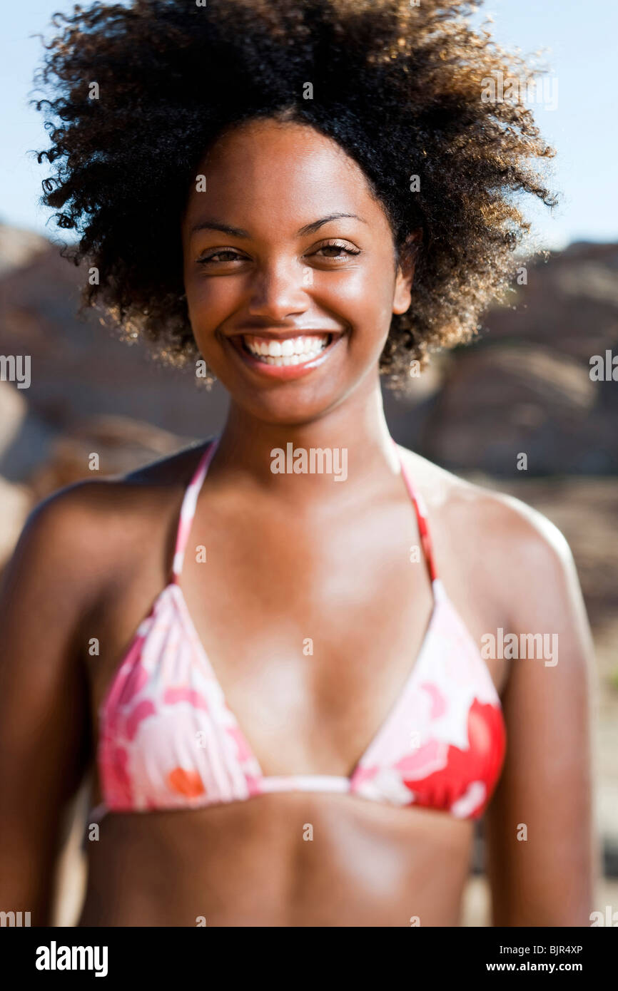 Femme avec sa tête rejetée en arrière smiling Banque D'Images