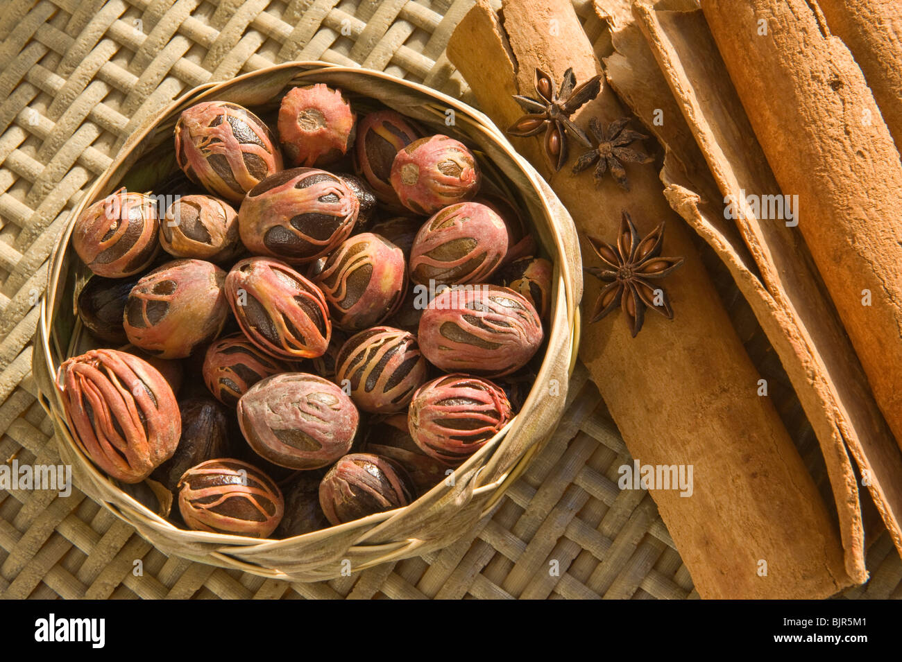 Épices : muscade, le macis, cannelle et anis étoilé dans un panier tissé à partir de feuilles de cocotier par un artisan local Sainte-lucie Caraïbes Banque D'Images