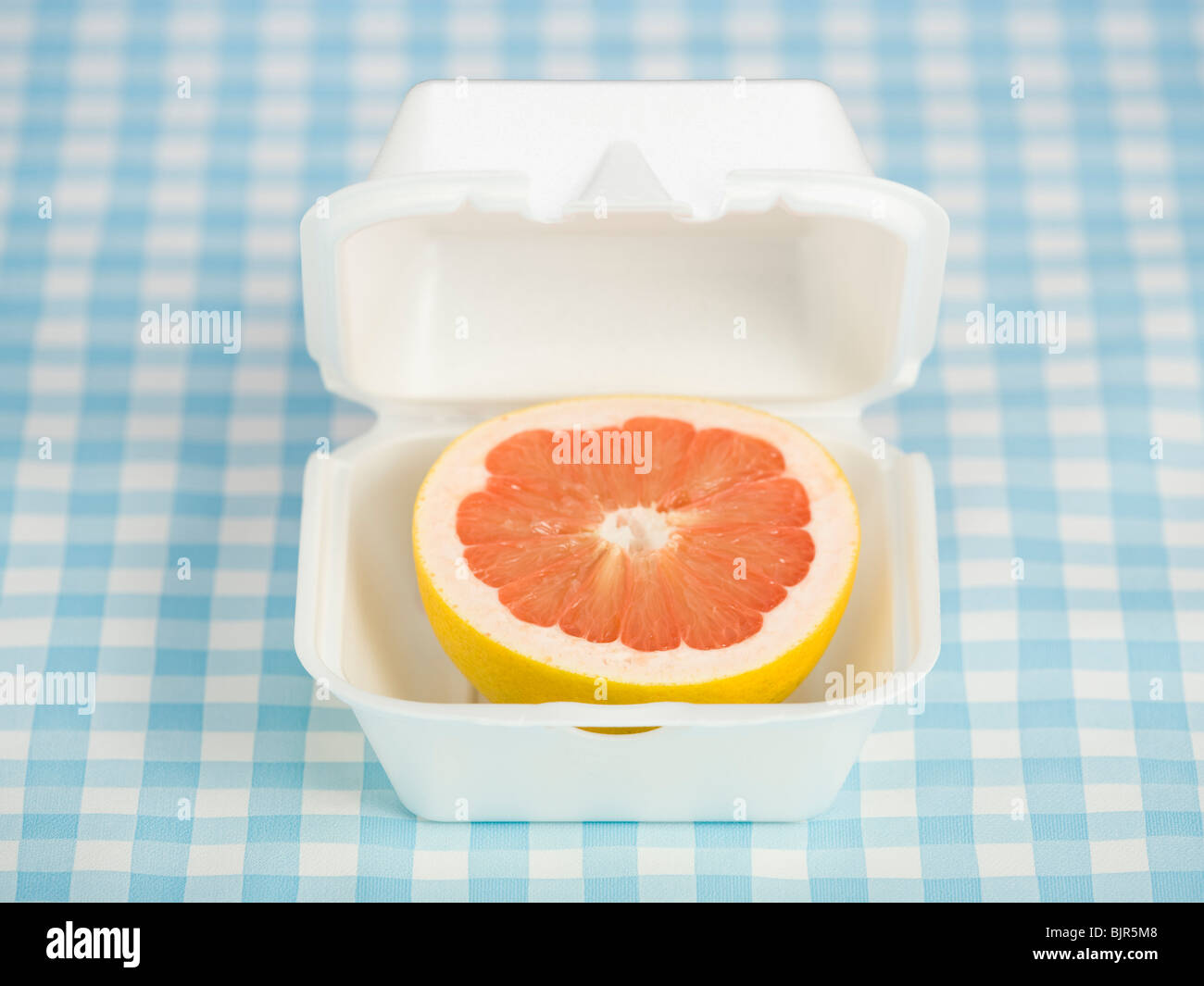 Le pamplemousse dans un conteneur d'aliments de préparation rapide Banque D'Images