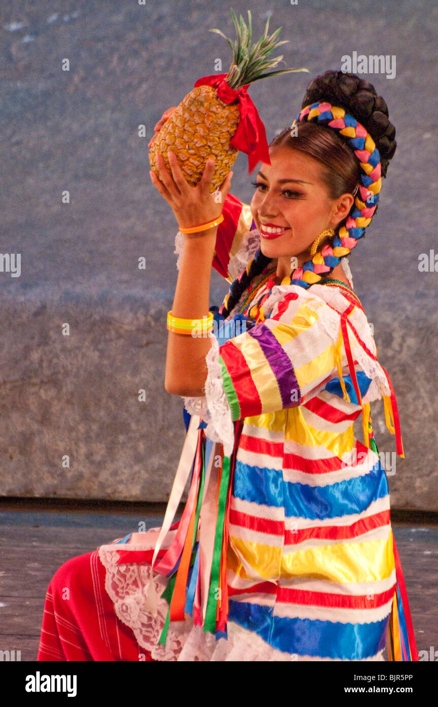 Danseuse de folklore Maya Maya en costume coloré au parc Xcaret, Riviera Maya, Mexique Banque D'Images