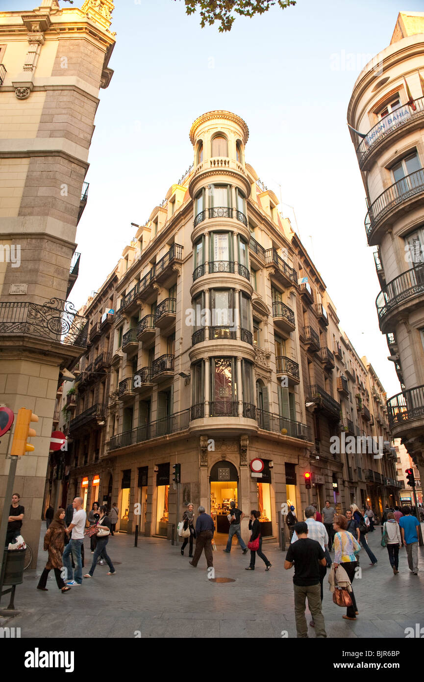 Il s'agit d'une image de l'animation de rues de Las Ramblas à Barcelone, Espagne. Banque D'Images