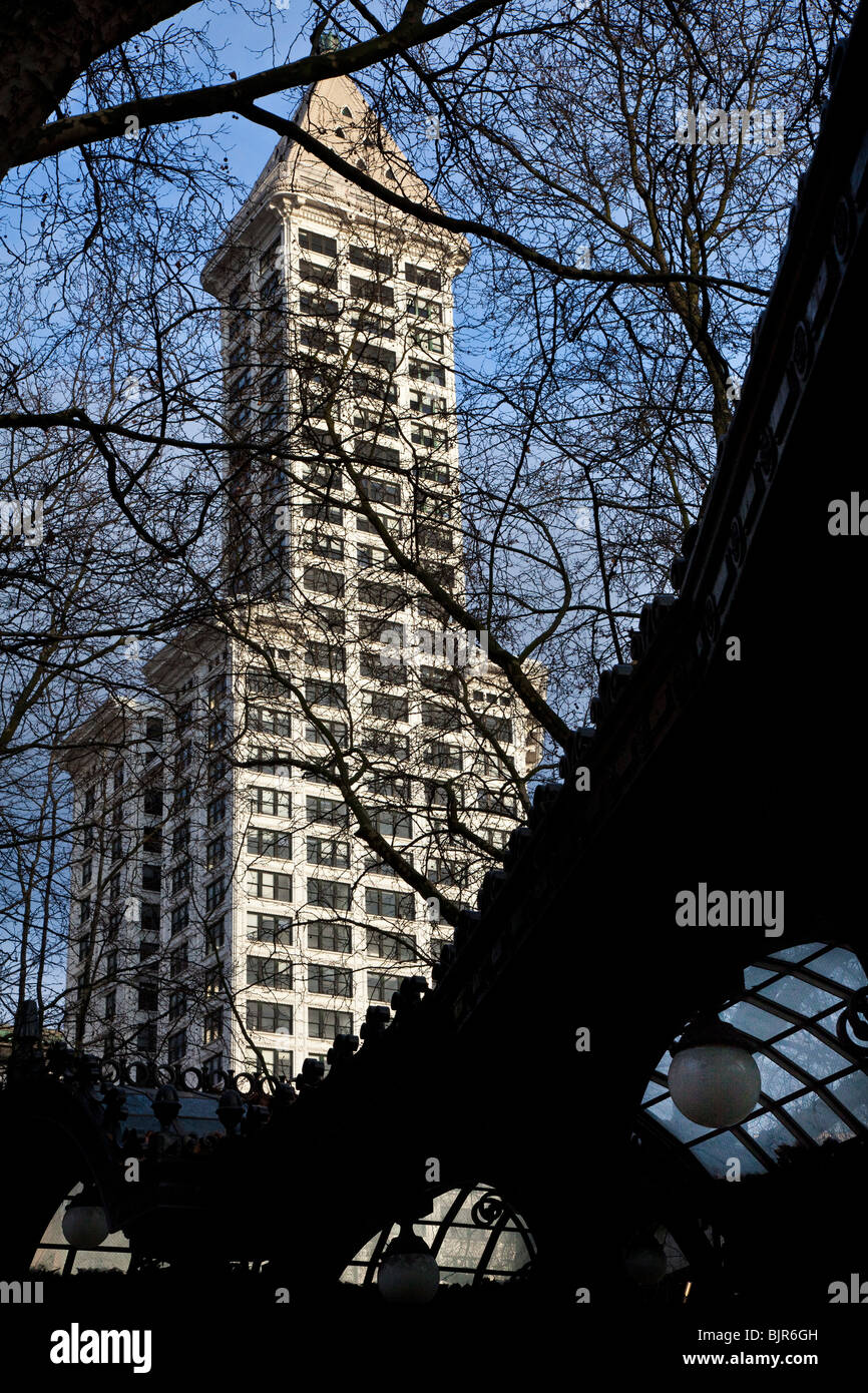 Smith Tower Building vue par Pergola historique, Pioneer Square, Seattle, Washington USA Banque D'Images