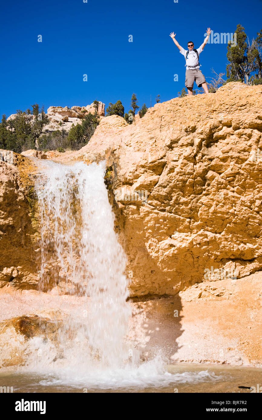 L'homme à côté d'une cascade Banque D'Images