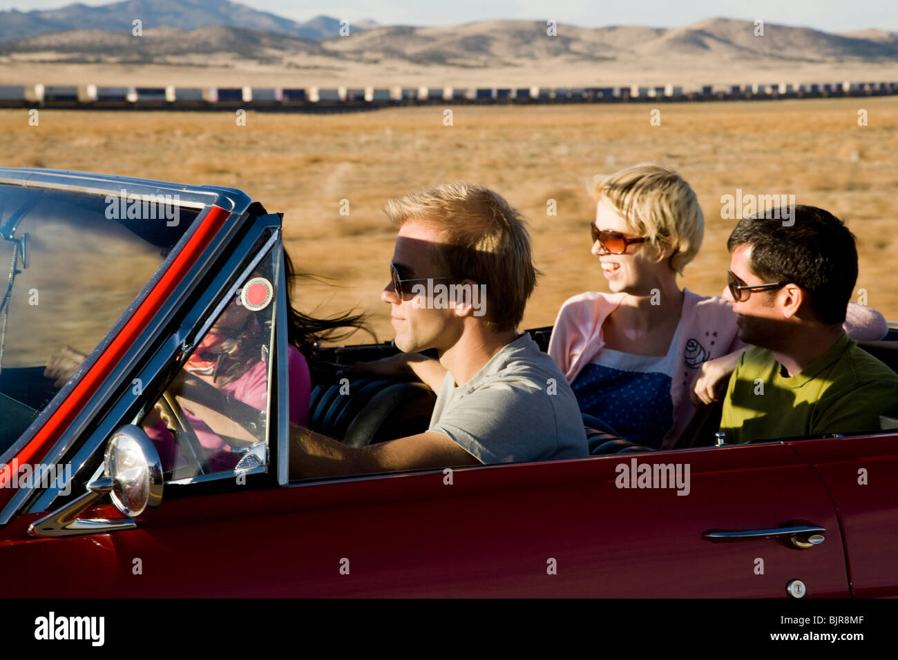 Quatre personnes sur un voyage sur la route Banque D'Images