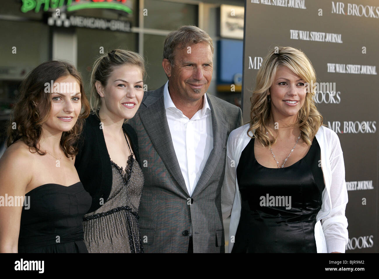 LILY COSTNER ANNIE COSTNER Kevin Costner & CHRISTINE BAUMGARTER M. BROOKS FILM PREMIERE GRAUMANS CHINESE HOLLYWOOD LOS ANG Banque D'Images