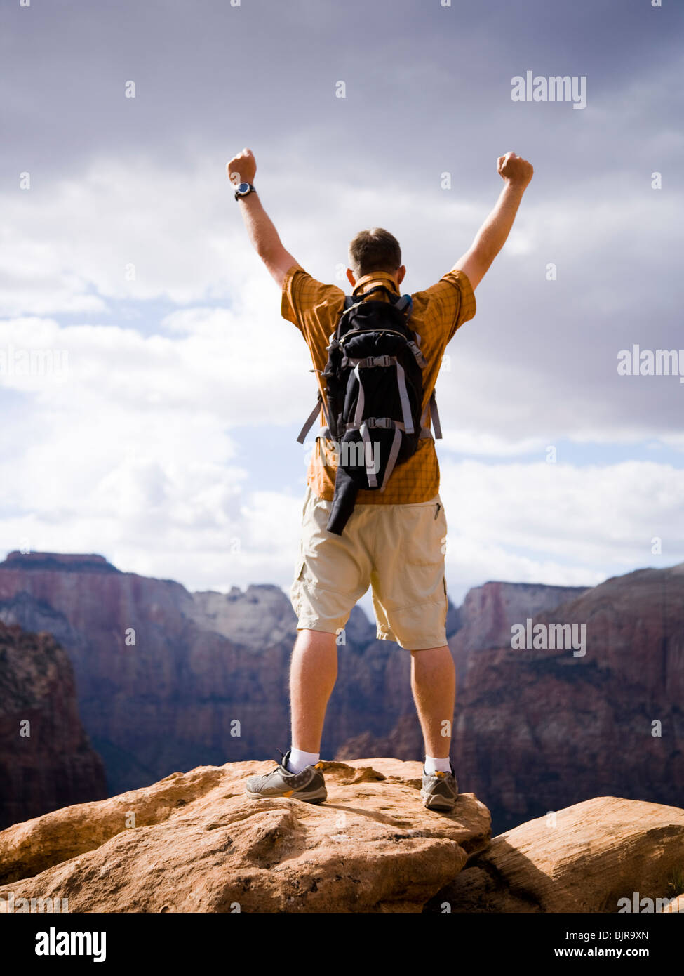 L'homme à côté d'une cascade Banque D'Images