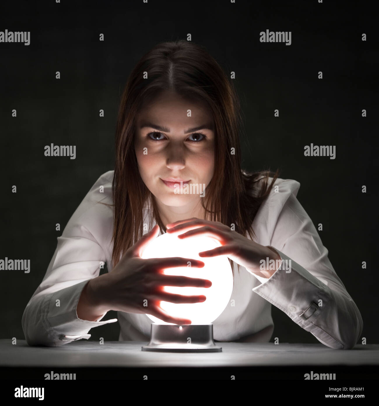 Woman holding crystal ball Banque de photographies et d’images à haute