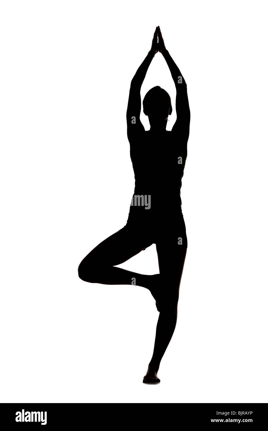 USA, Utah, Orem, Silhouette de femme debout dans la posture de l'arbre contre fond blanc Banque D'Images