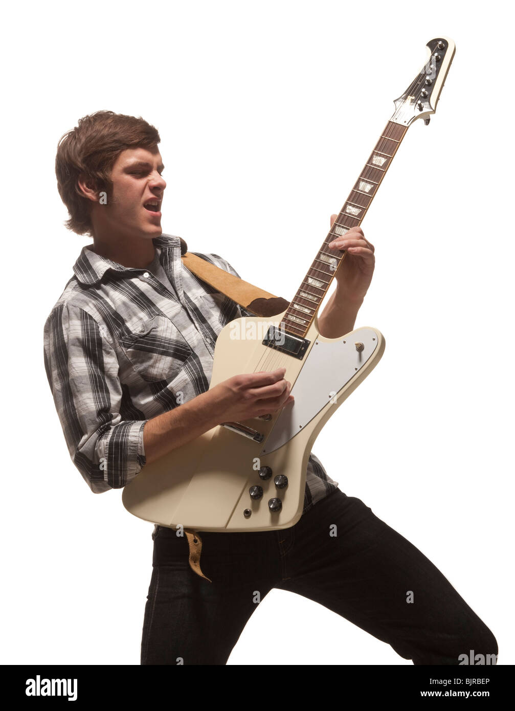 Jeune homme jouant de la guitare, studio shot Banque D'Images