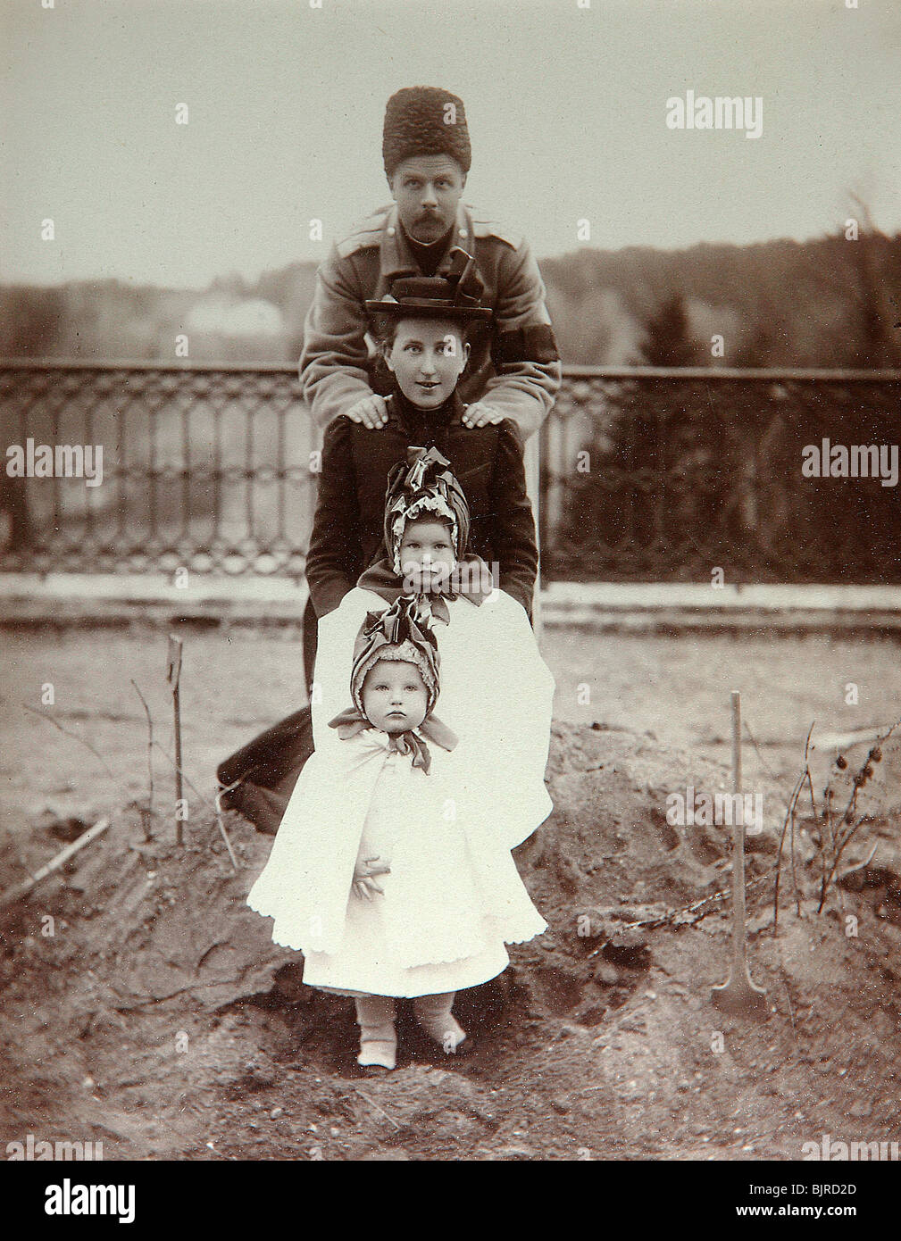 Les membres de la famille de Duc Fedor Ouvarov à leur propriété de campagne, Porechye, Russie, 1880. Artiste : Inconnu Banque D'Images