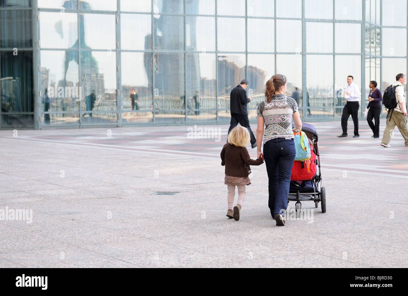 Mère et ses enfants sur la plaza de la World Financial Center à Manhattan. Banque D'Images