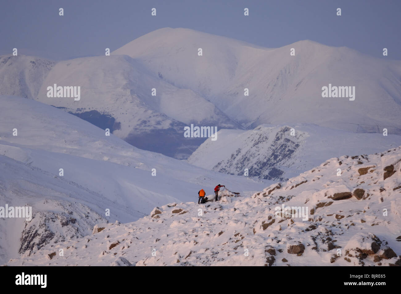 Les glaciéristes en fin de journée le Scafell avec Skiddaw dans l'arrière-plan dans le Lake District National Park. Banque D'Images