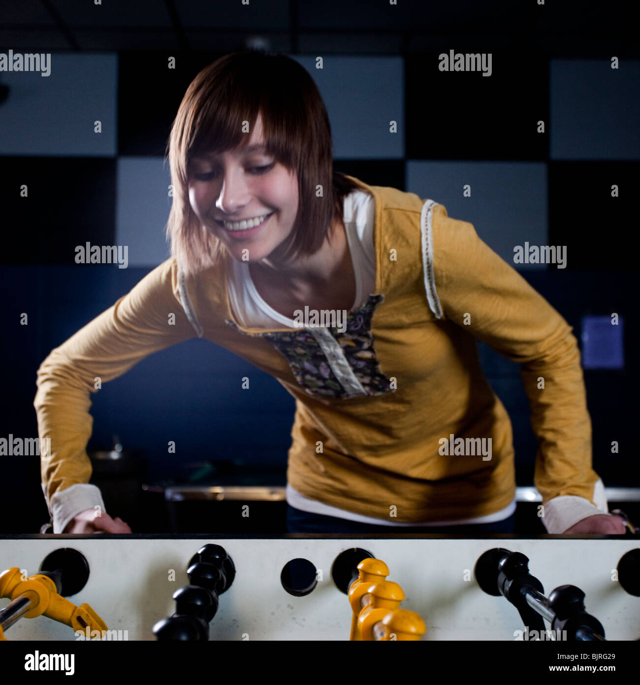 USA, Utah, American Fork, young woman playing table football Banque D'Images