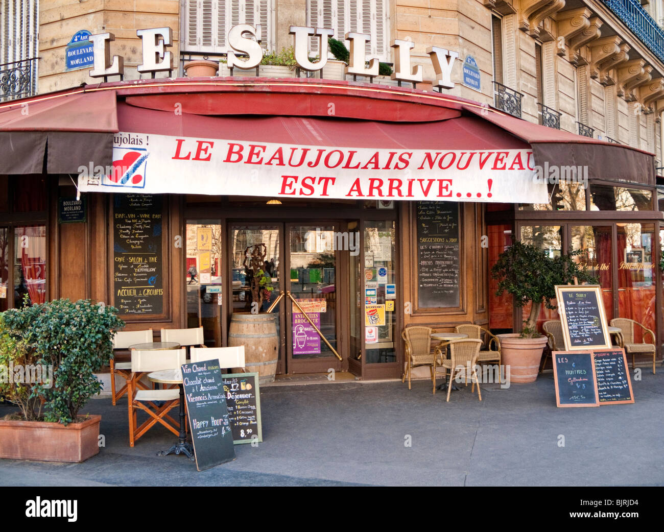 Restaurant avec bannière annonçant fièrement l'arrivée du vin Beaujolais Nouveau à Paris, France, Europe Banque D'Images