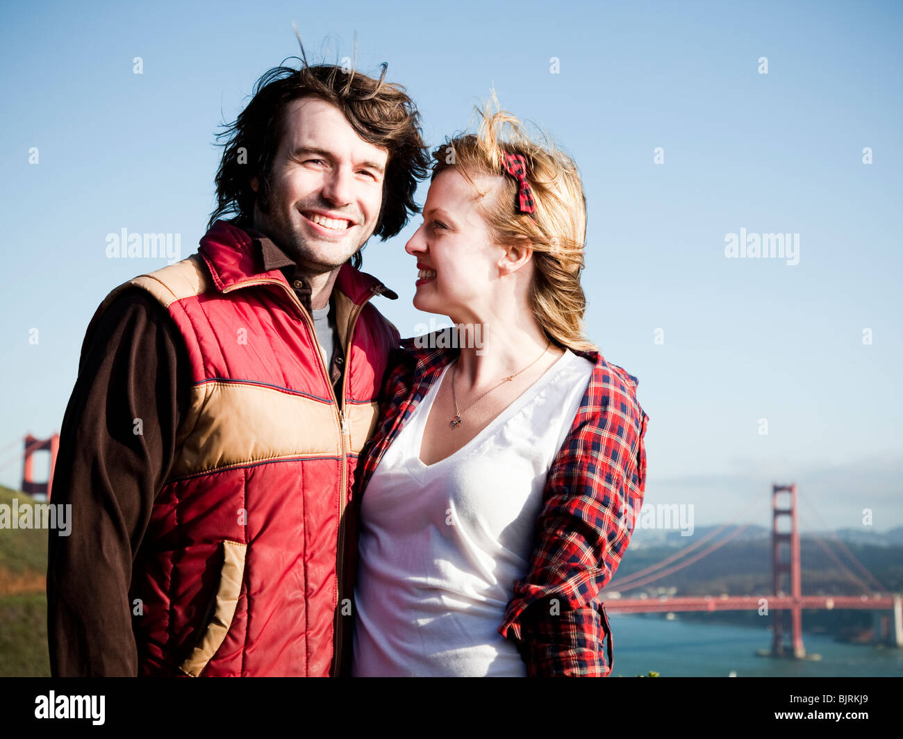 États-unis, Californie, San Francisco, young couple, le Golden Gate Bridge en arrière-plan Banque D'Images