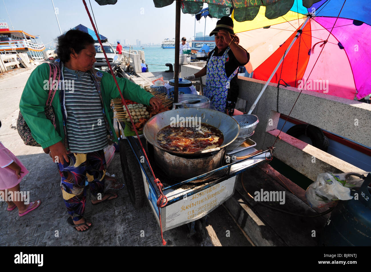 Le vendeur et l'acheteur de l'alimentation de rue à Pattaya, Thaïlande Banque D'Images