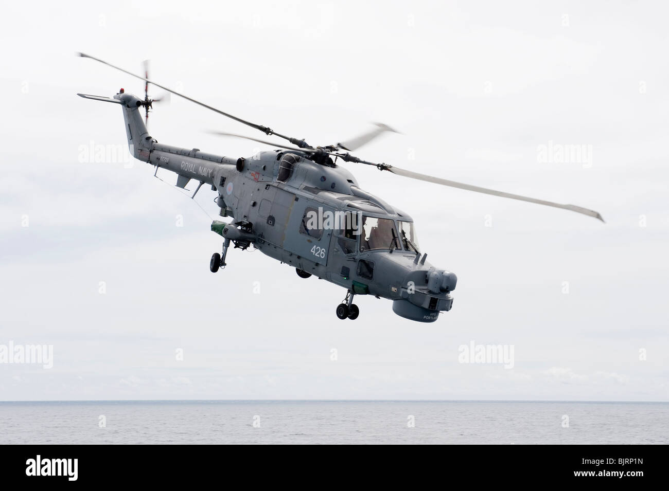 Royal Navy Lynx Mk8 en vol d'hélicoptères en mer Banque D'Images