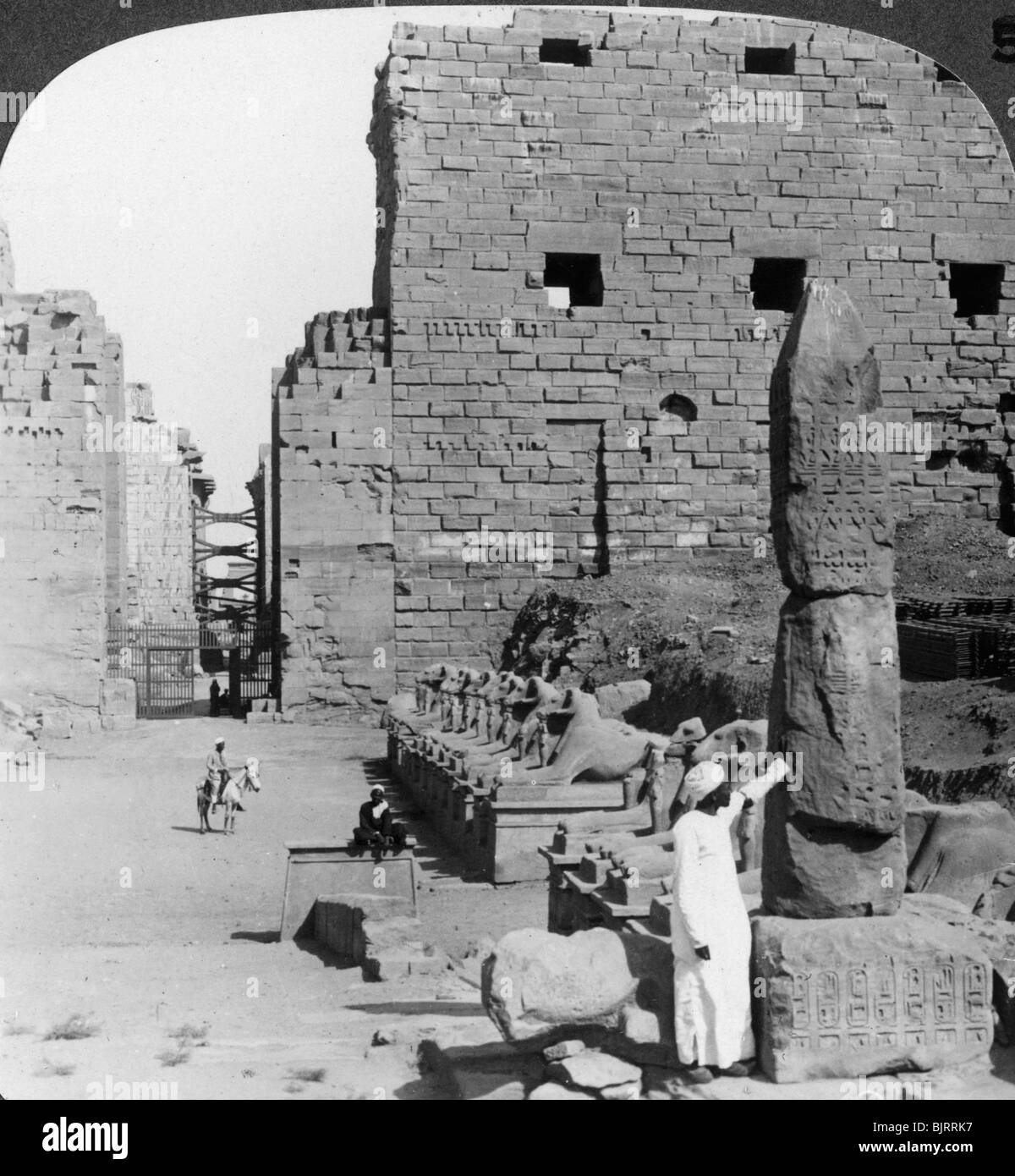 "Avenue des images sacrées après excavation, Karnak, Thèbes, Égypte", c1900. Artiste : Underwood & Underwood Banque D'Images