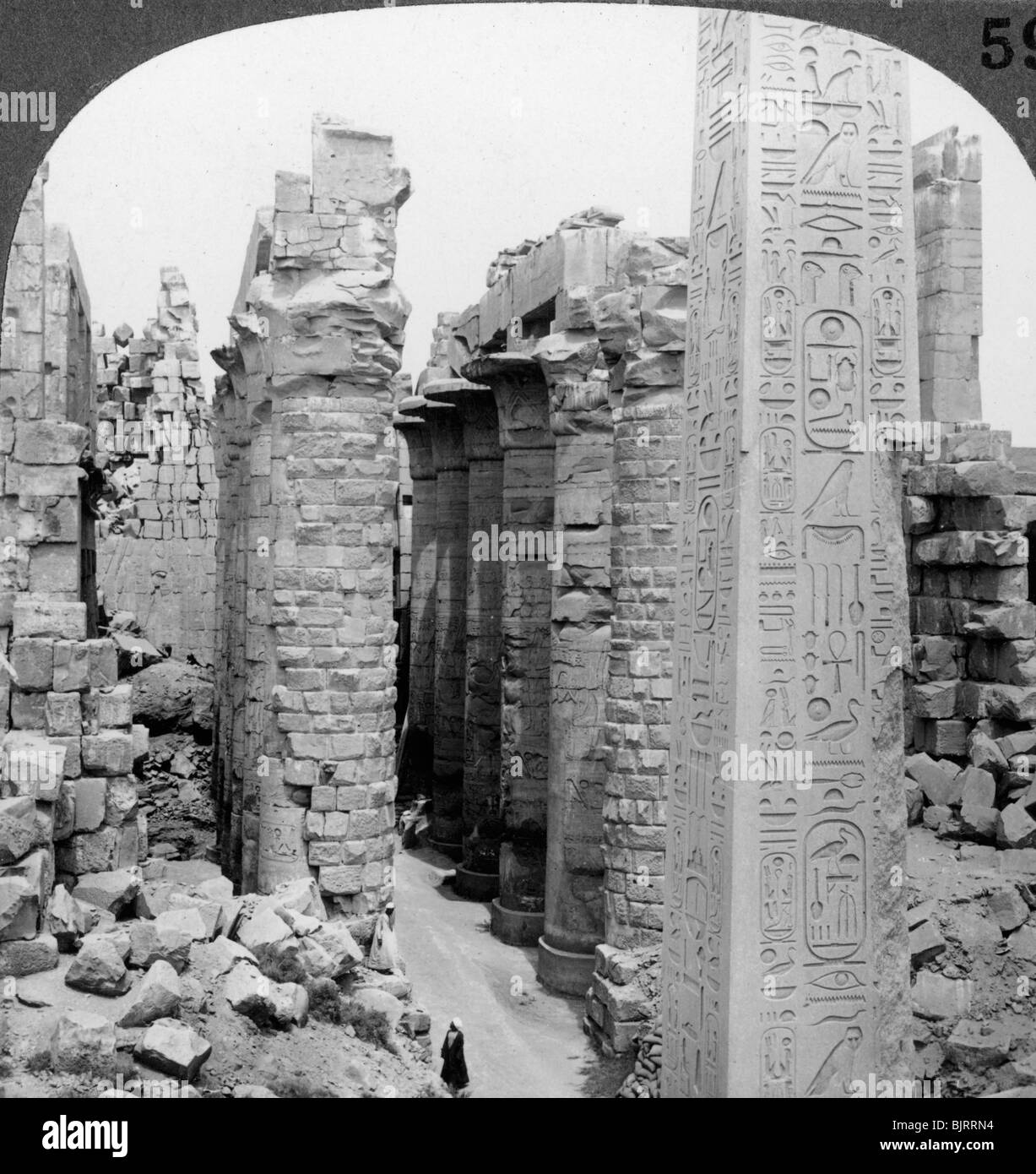 'Milieu allée de la grande salle et l'obélisque de Thoutmosis I, temple de Karnak, Thèbes, Égypte", 1905.Artiste : Underwood & Underwood Banque D'Images