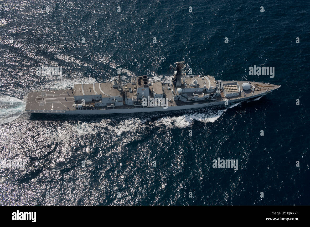 La Royal Navy, HMS Portland 23 - Frégate Type vue aérienne en mer Banque D'Images