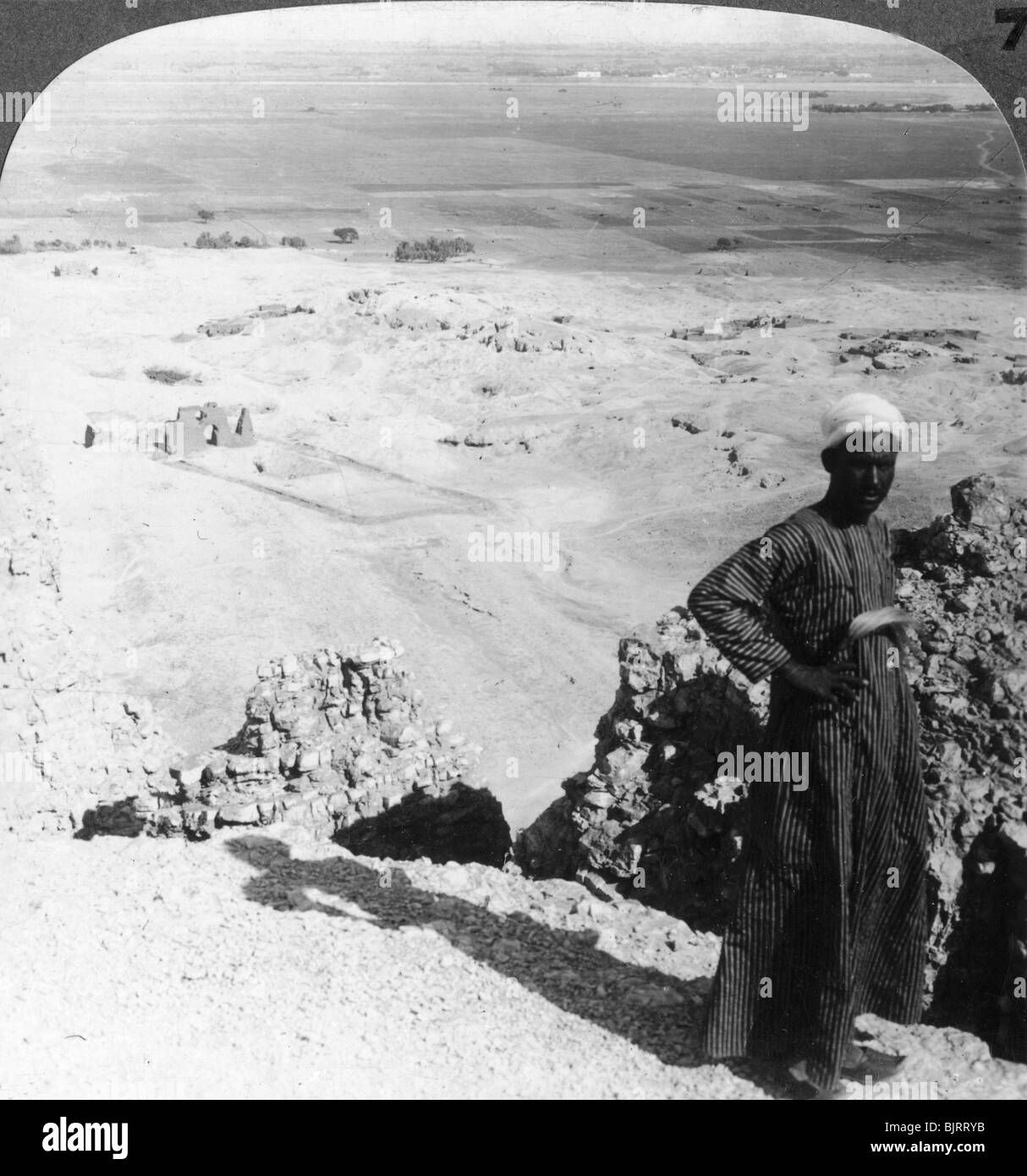 À partir de 'les hautes falaises à Der-el-Bahri à travers la plaine de Louxor, Thèbes, Égypte", 1905.Artiste : Underwood & Underwood Banque D'Images