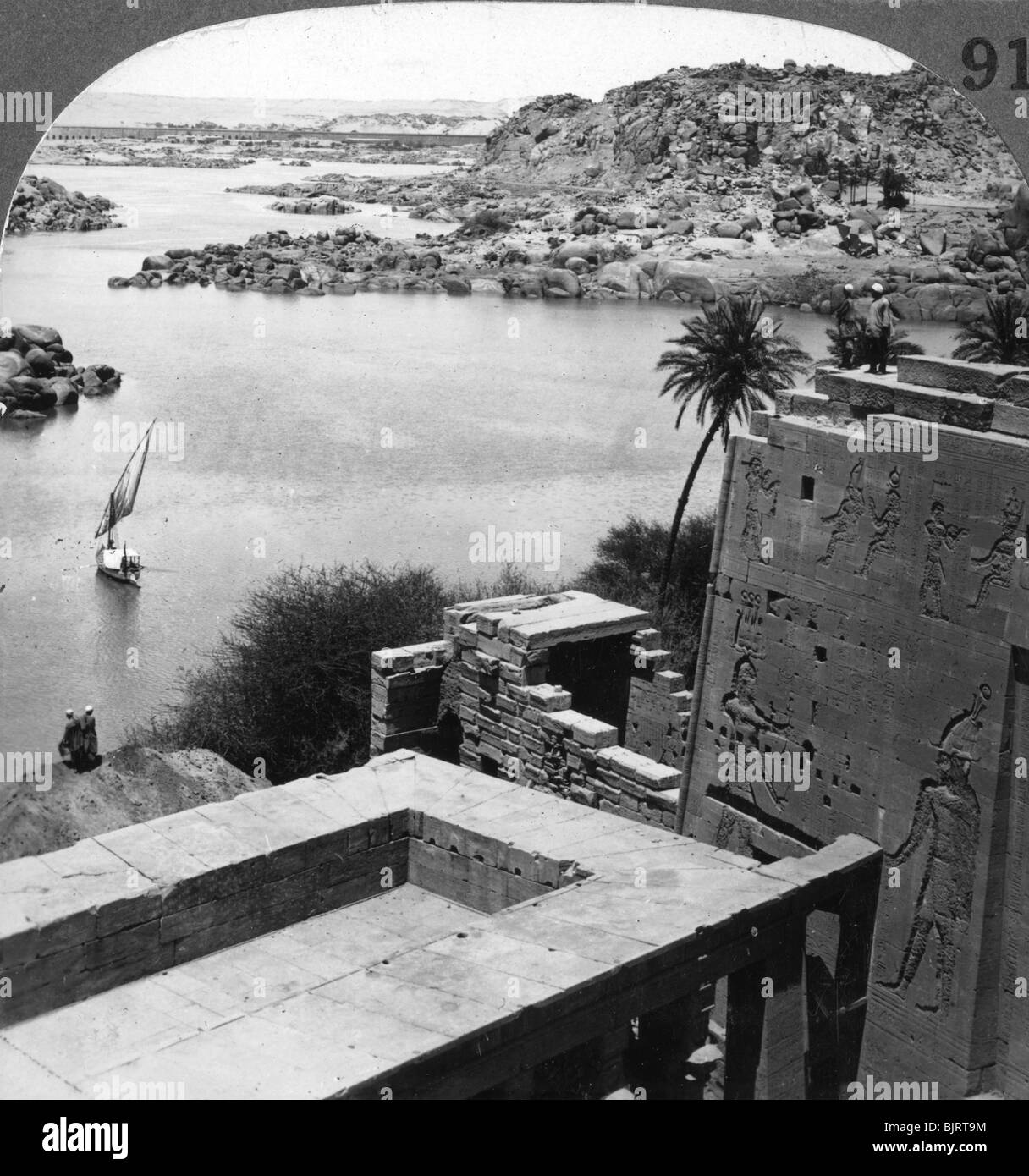 Le barrage d'Assouan vu depuis le temple de Philae, Egypte, 1905.Artiste : Underwood & Underwood Banque D'Images