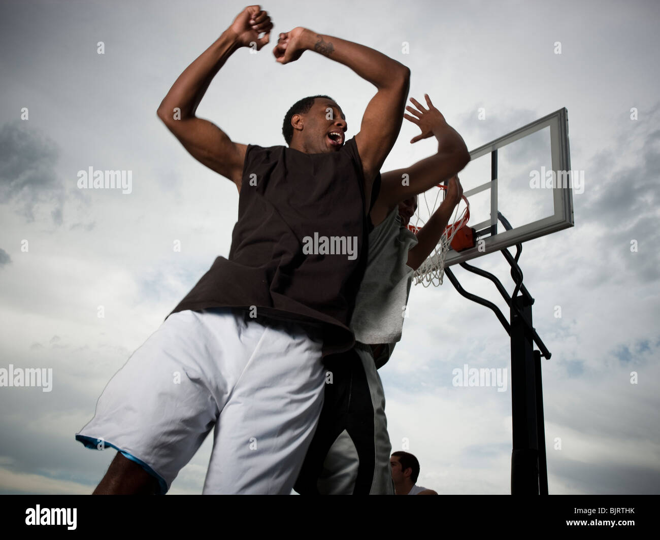 USA, Utah, Salt Lake City, deux jeunes hommes jouant au basket-ball de rue Banque D'Images