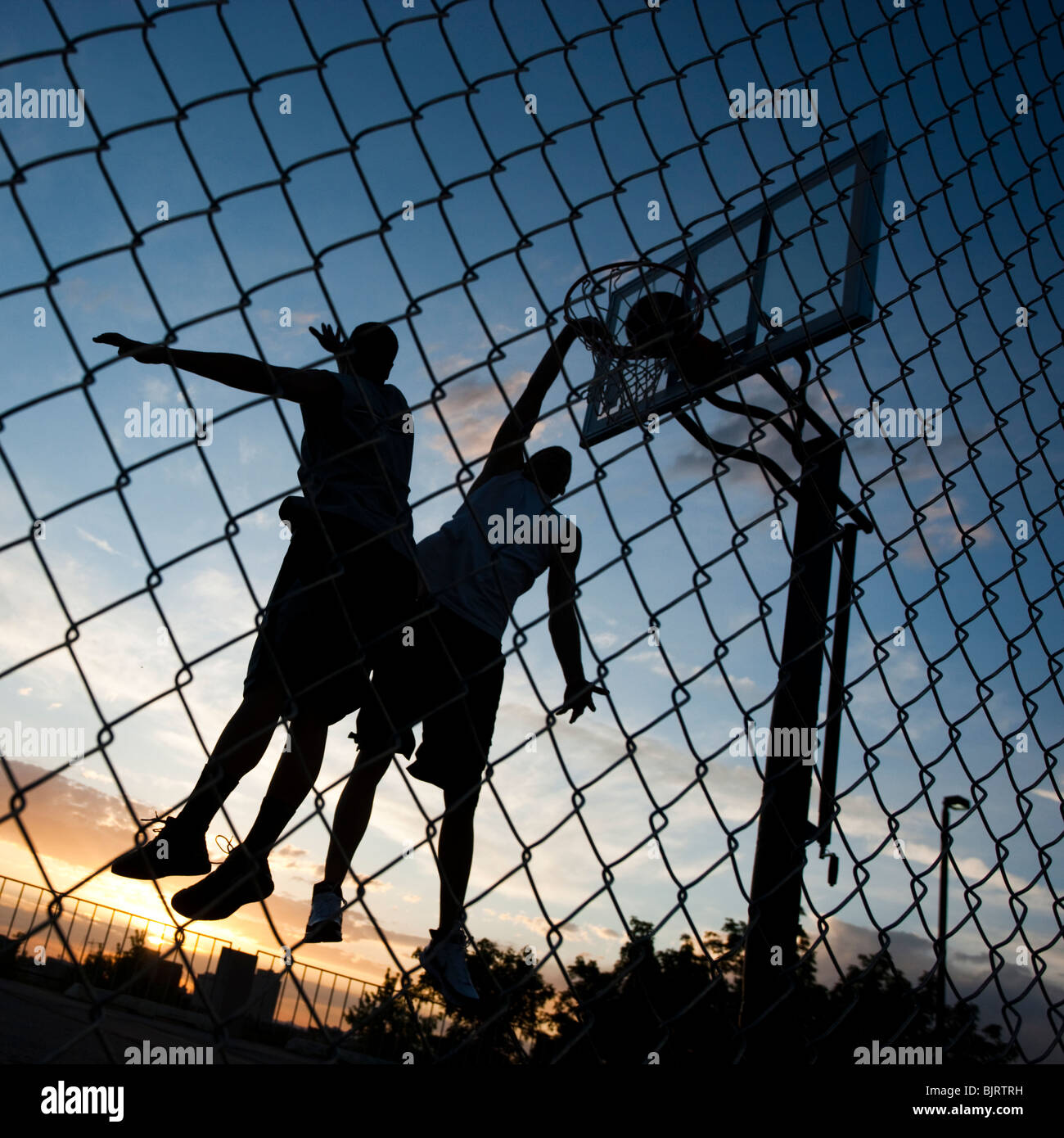 USA, Utah, Salt Lake City, deux jeunes hommes jouant au basket-ball de rue, low angle view Banque D'Images