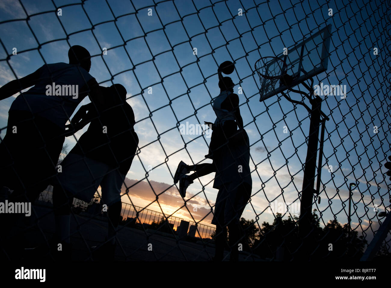 USA, Utah, Salt Lake City, quatre jeunes hommes jouant au basket-ball de rue, low angle view Banque D'Images