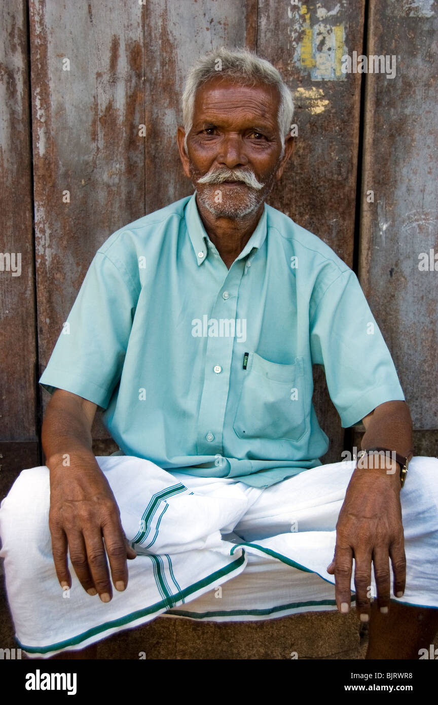 L'homme Indien assis vêtu d'un dhoti. Banque D'Images