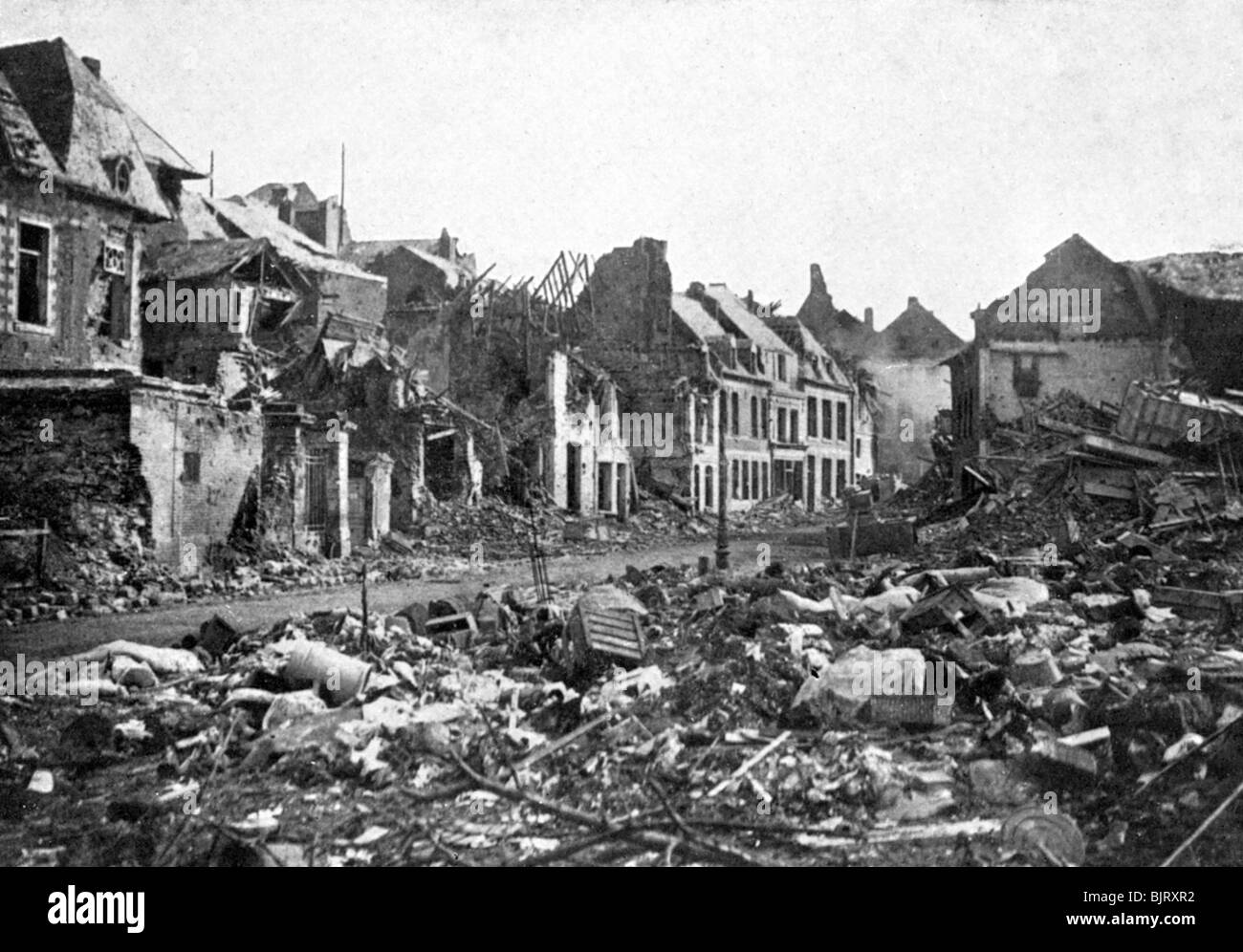 Scène de rue après la chute de Péronne, France, Première Guerre mondiale, 1917, c1920). Artiste : Inconnu Banque D'Images