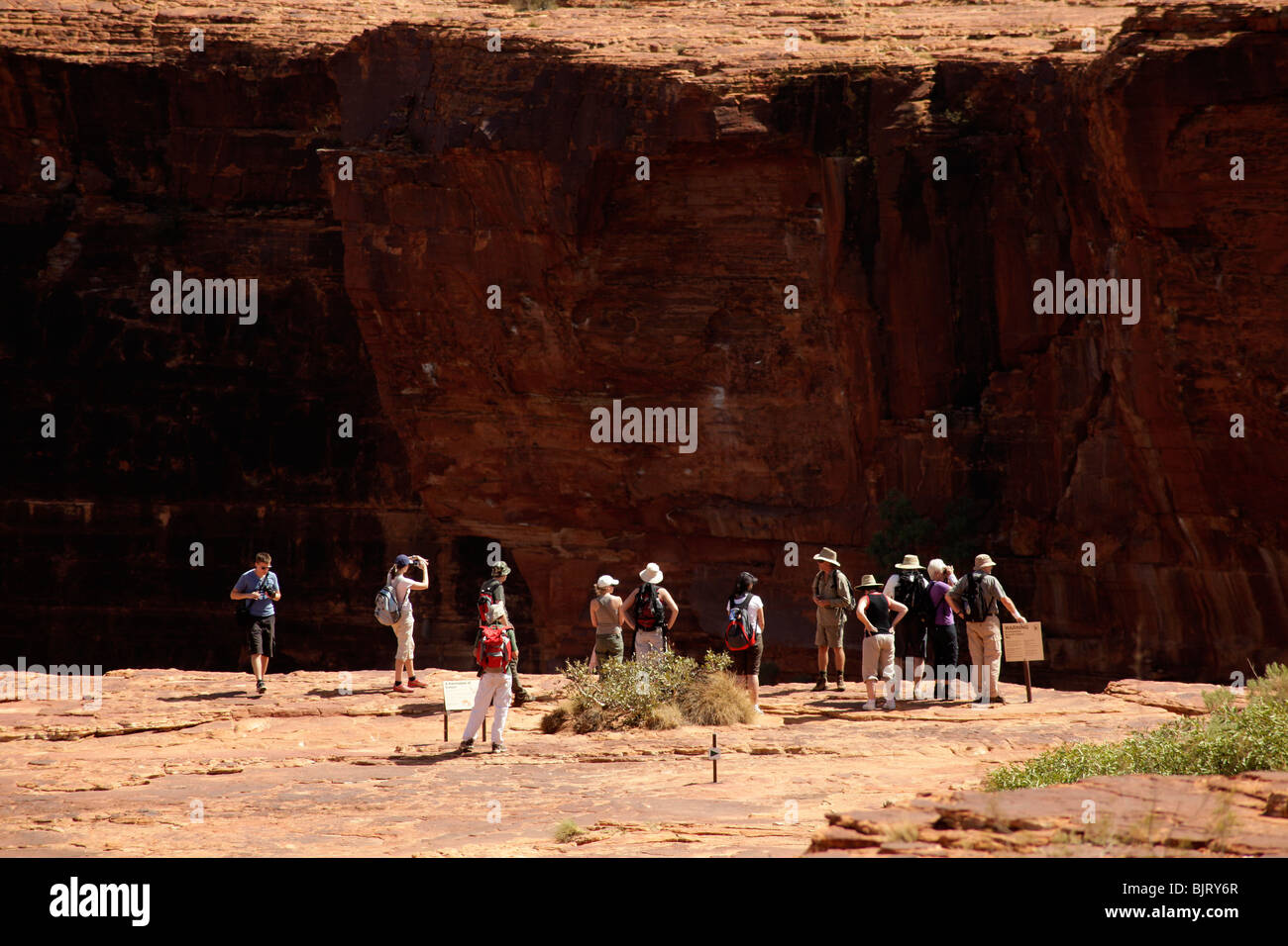 Groupe touristique à Kings Canyon, une partie de l'Watarrka National Park, Territoire du Nord, Australie Banque D'Images