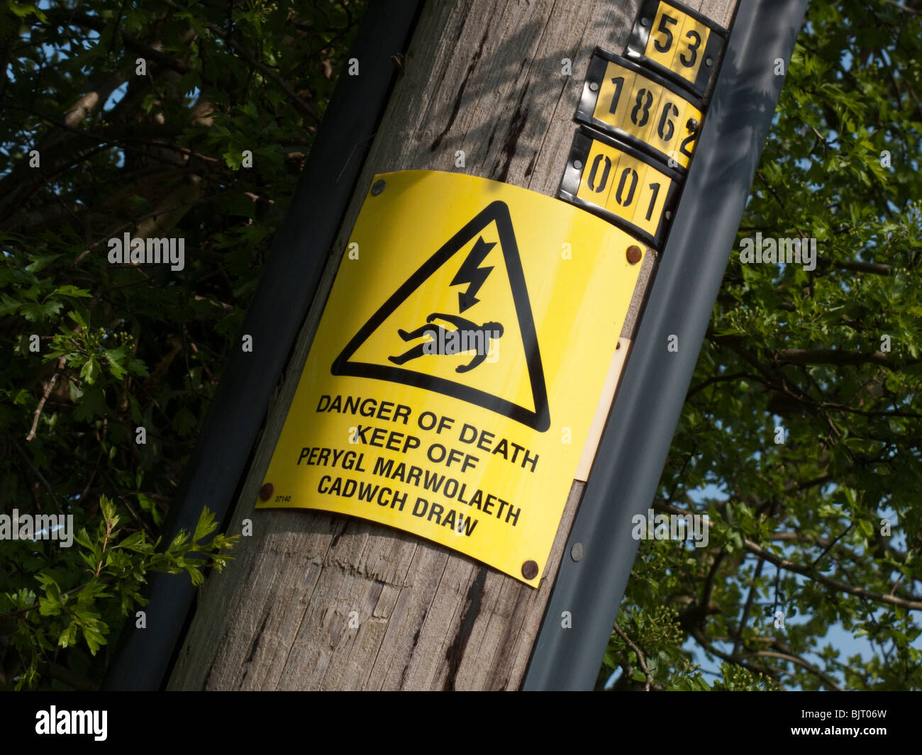 DANGER DE MORT SIGN SIGNE DU CÂBLE D'ALIMENTATION PÔLE DANS L'ANGLAIS ET LE GALLOIS Banque D'Images