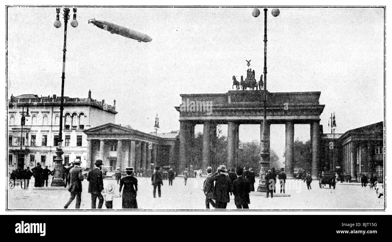 Dirigeable Zeppelin passant au-dessus de la porte de Brandebourg, Berlin, Première Guerre mondiale, 1914. Artiste : Inconnu Banque D'Images