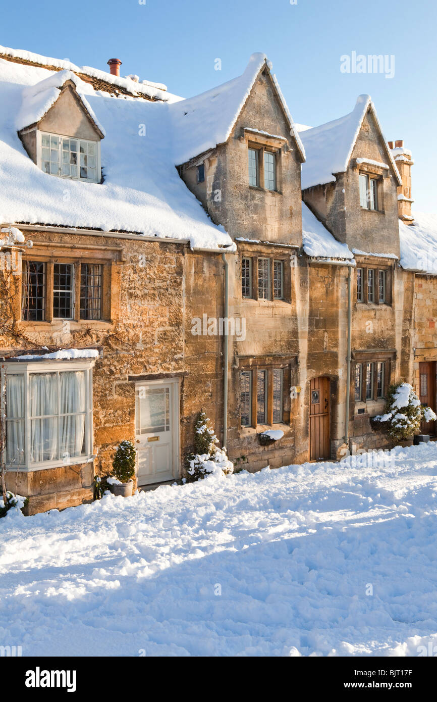 Neige de l'hiver sur les maisons en pierre de Cotswold dans la High Street, Chipping Campden Gloucestershire Banque D'Images