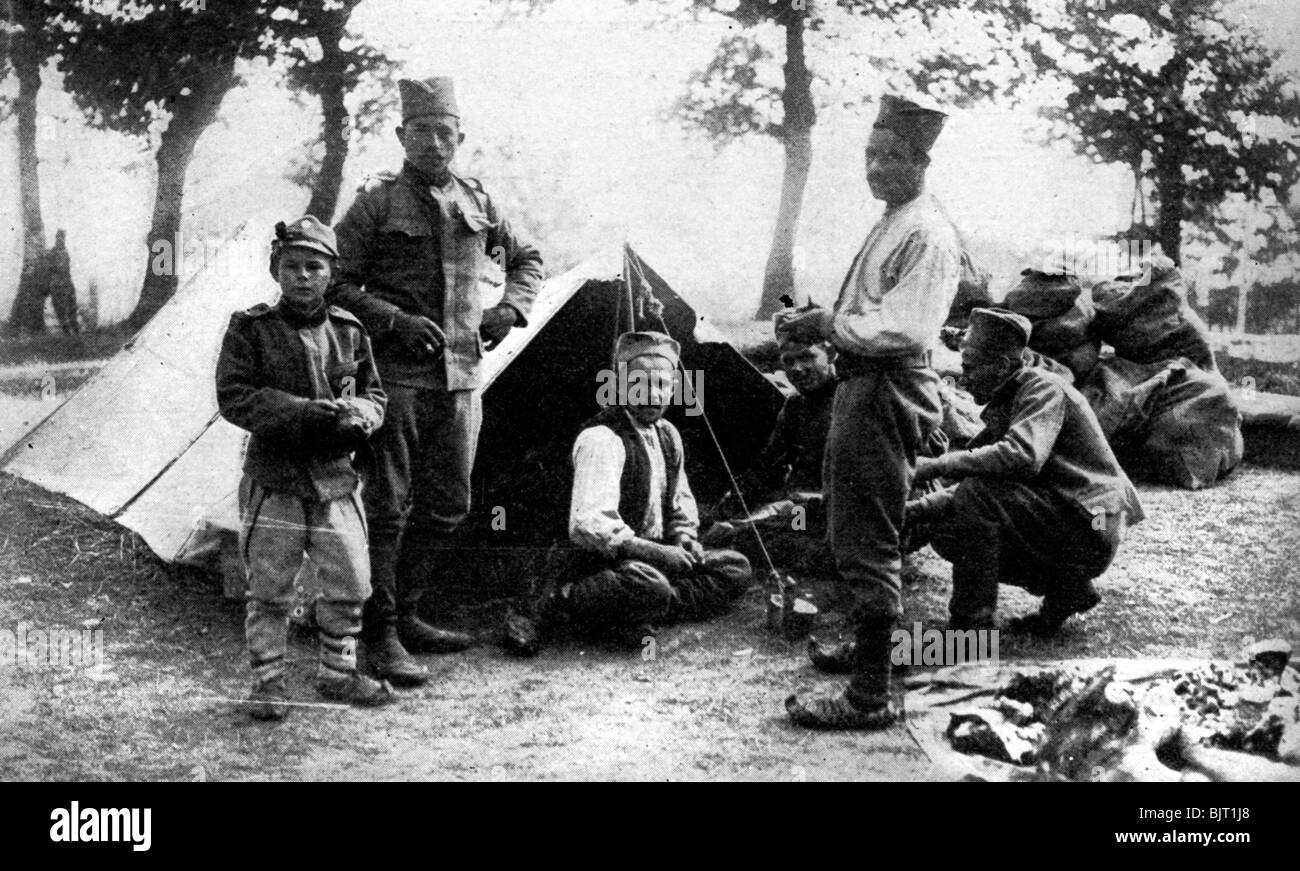 Document ancien petits groupes de soldats serbes 1915 issu de magazine