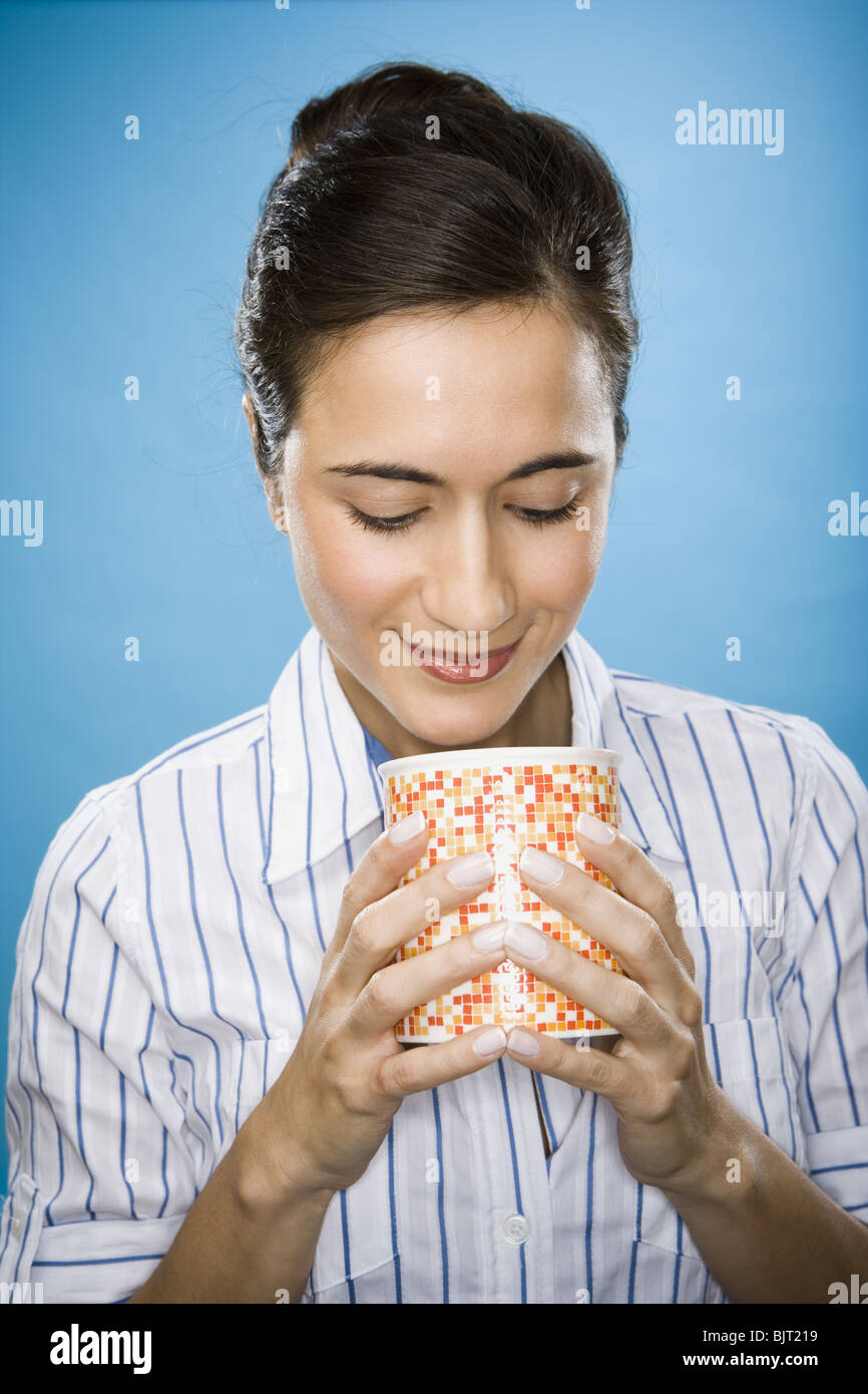 Femme bénéficiant d'une grande tasse de café Banque D'Images