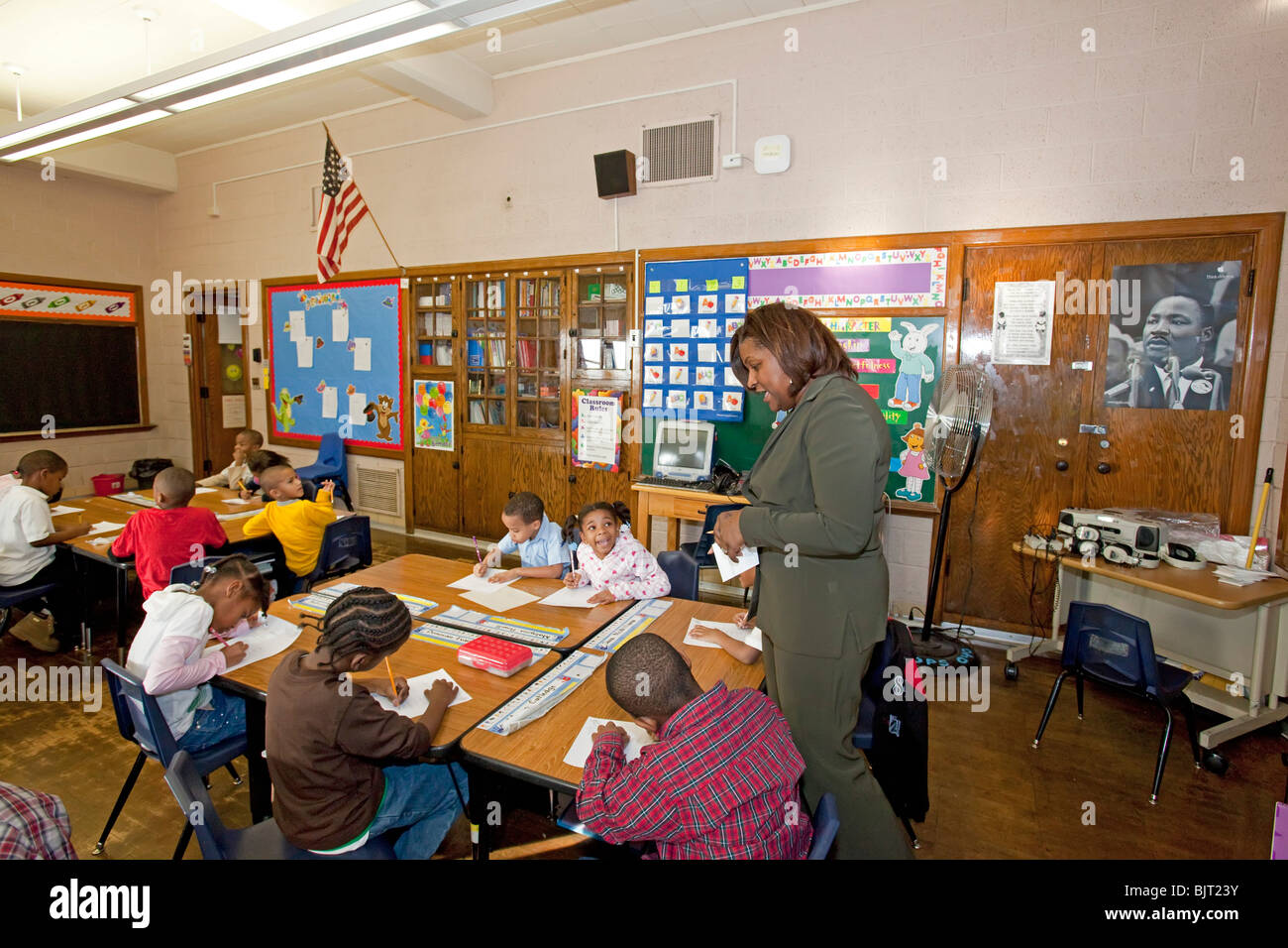 Detroit, Michigan - première année d'enseignant Ivy Bailey enseigne à une classe à l'école élémentaire MacDowell. Banque D'Images