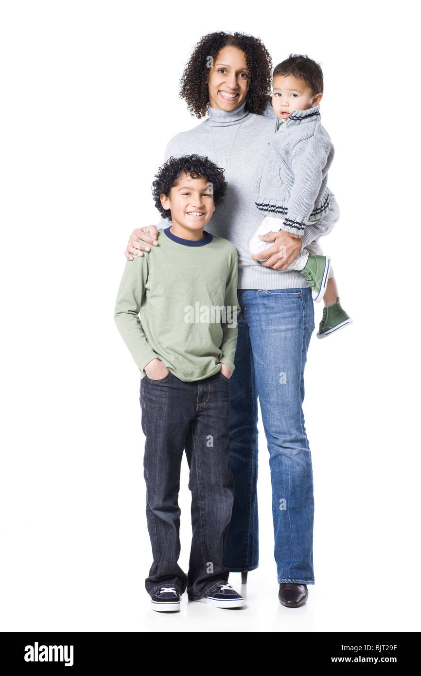 Studio portrait de mère avec deux fils (18-23 mois, 8-9 ans) Banque D'Images