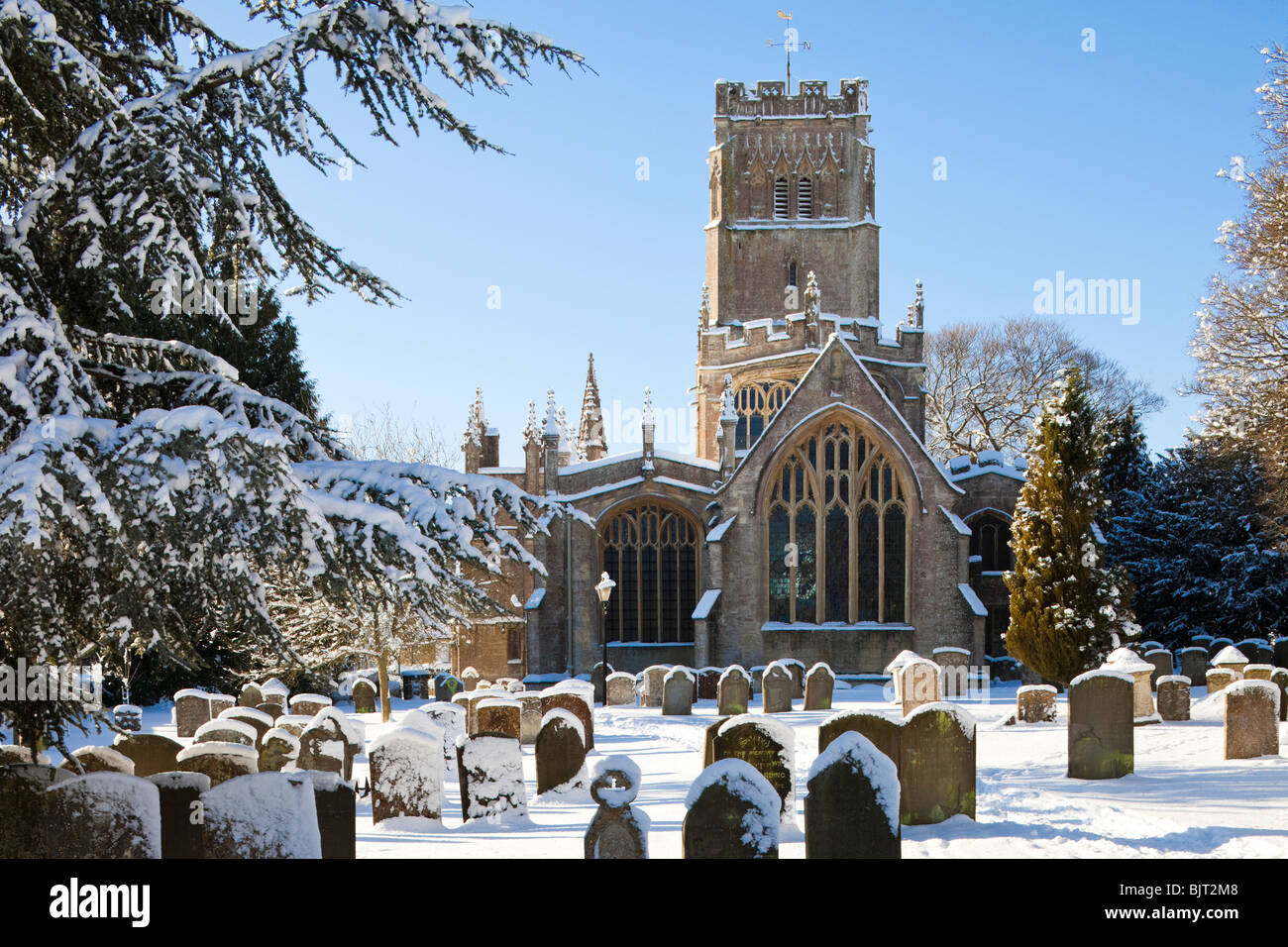 Neige de l'hiver sur les Cotswolds à la laine Eglise Saint Pierre et Saint Paul, Northleach, Gloucestershire UK Banque D'Images