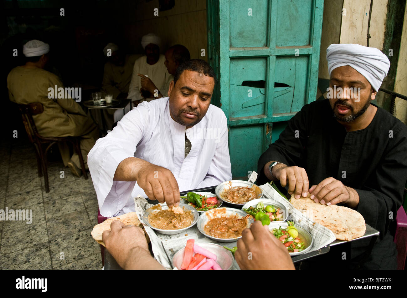 Petit-déjeuner traditionnel dans l'Égypte se composent de Fuul ( Foul Medemes févettes ) et les légumes. Banque D'Images
