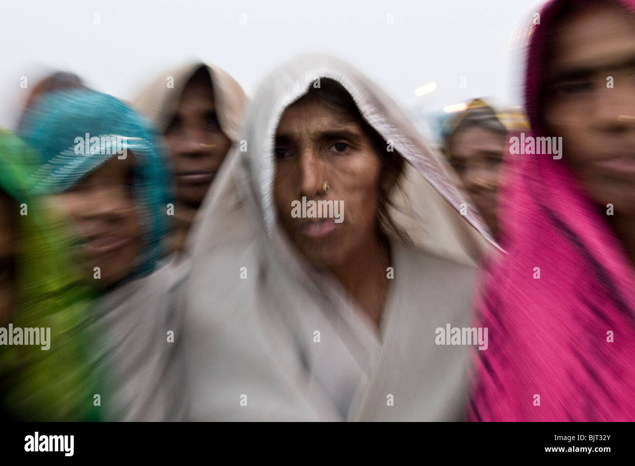 Les pèlerins sur l'île de Gangasagar. floue - Effet spécial shot. Banque D'Images