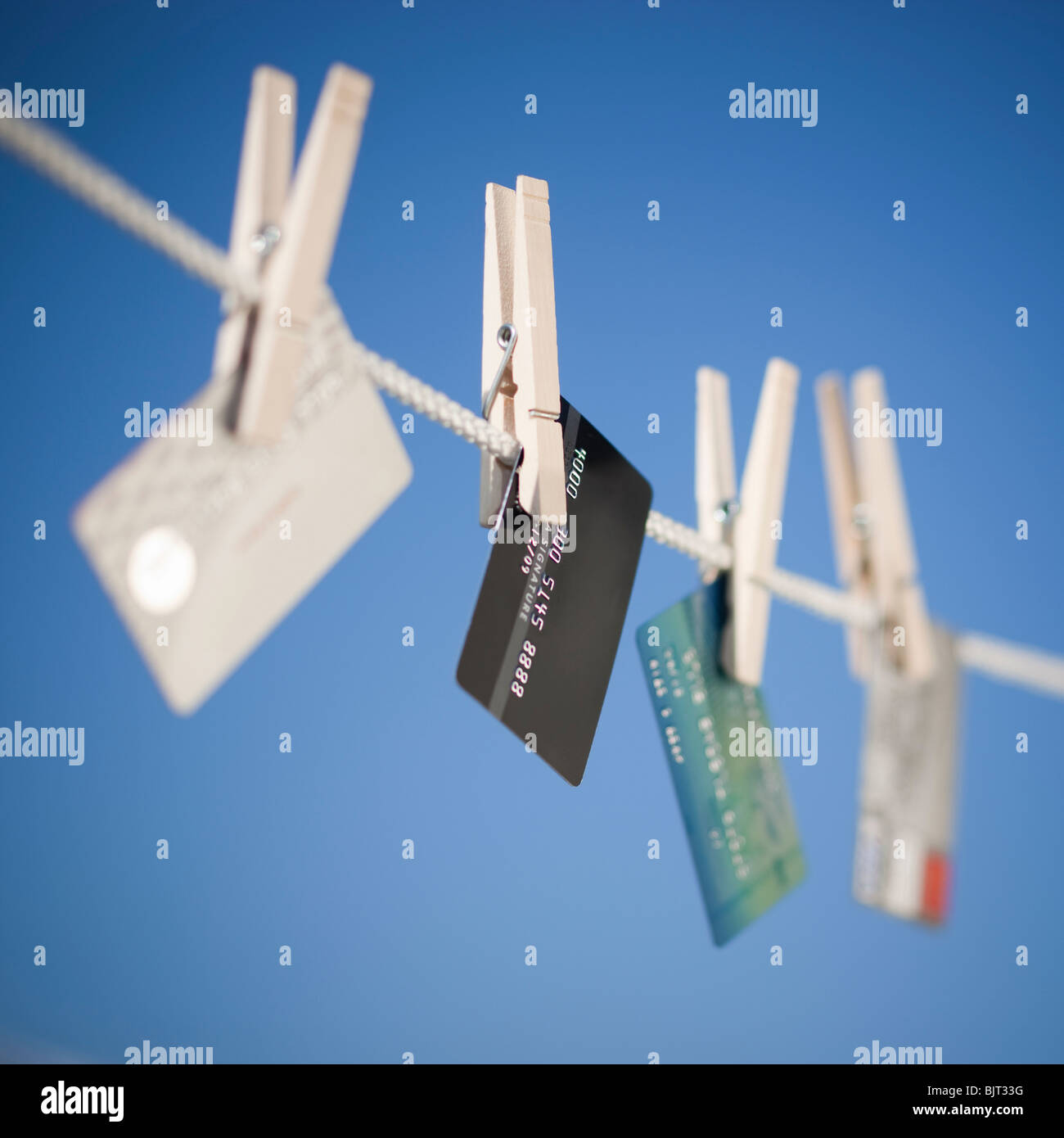 Diverses cartes de crédit hanging on clothes line Banque D'Images