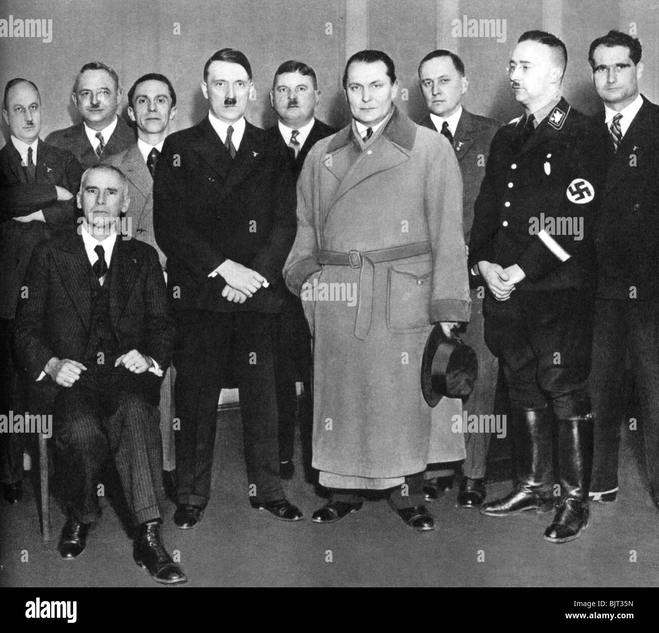 Adolf Hitler (1889 - 1945) avec d'autres membres du parti nazi, 1933. Artiste : Inconnu Banque D'Images
