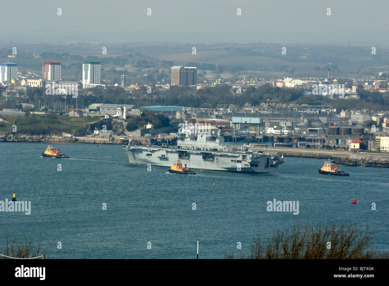 Porte-avions britannique remorqué à quai dans la région de plymouth Devon, Angleterre Banque D'Images